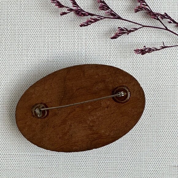 Vintage 1940s Oval Daisy Brooch w Carved Yellow Flower Detail Wood & Celluloid - Picture 5 of 10